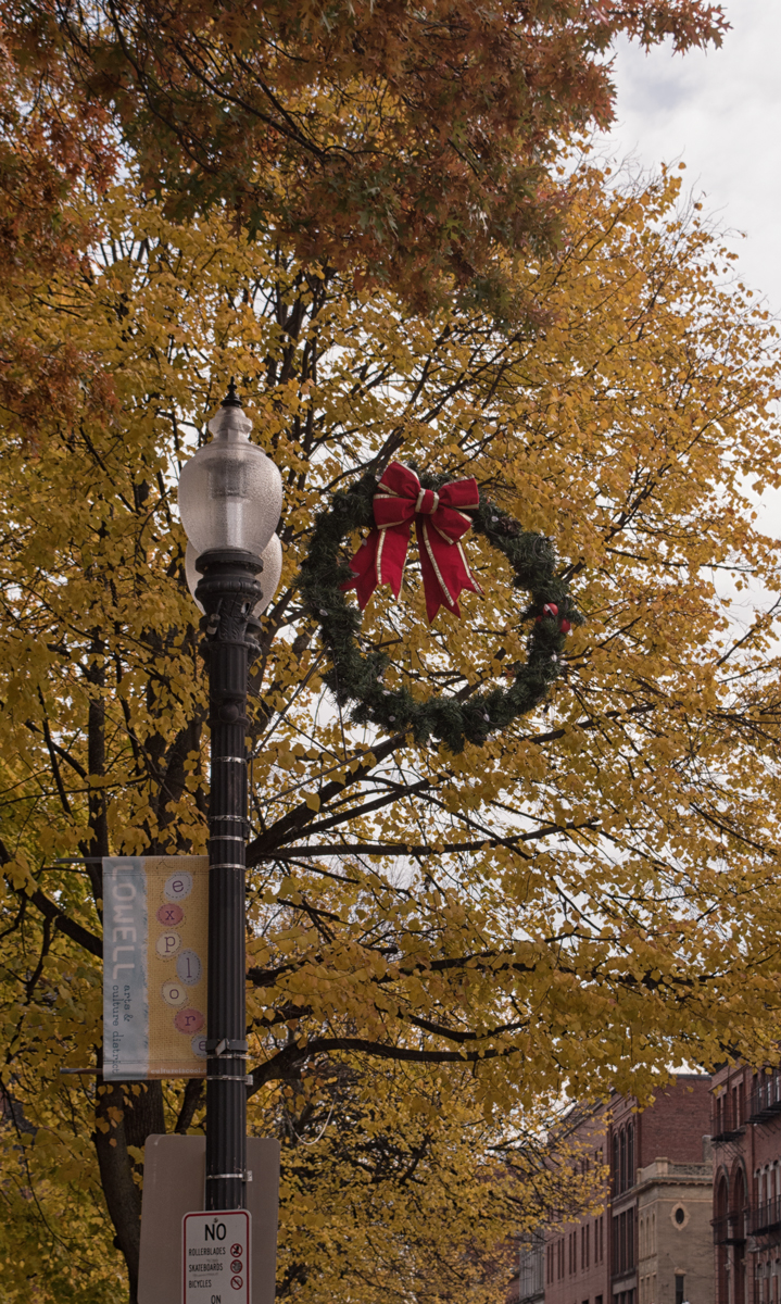 2016-nov-09_lowell_xmasinautumn